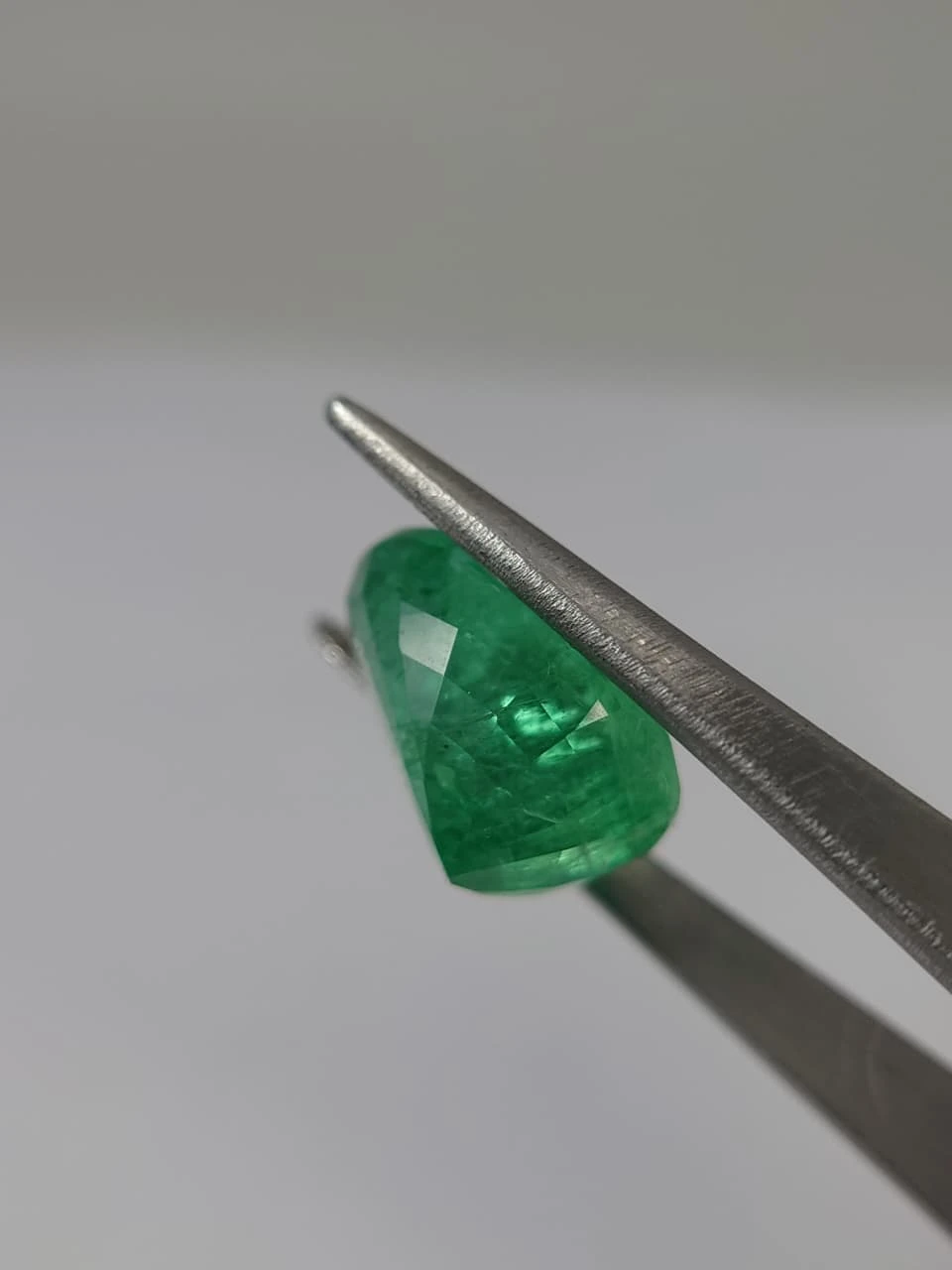 7.9ct Oval Faceted Monir Oiled Panjshir Emerald from Afghanistan — view 5